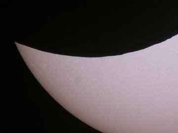 Фотографії затемнення Сонця з плямою над Луцьком