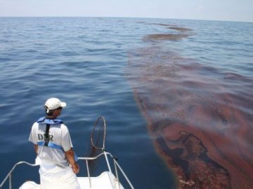 Турецьке судно забруднило нафтою Азовське море в районі Маріуполя