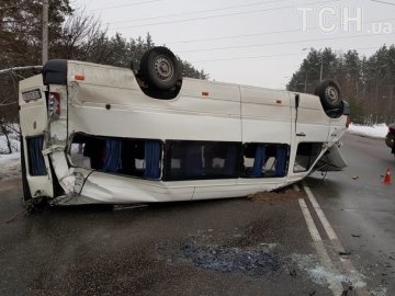 Потрійна аварія під Києвом: перекинувся автобус із прикордонниками. ФОТО