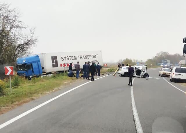 На Львівщині фура зіткнулася з авто патрульних: загинув поліцейський. ФОТО