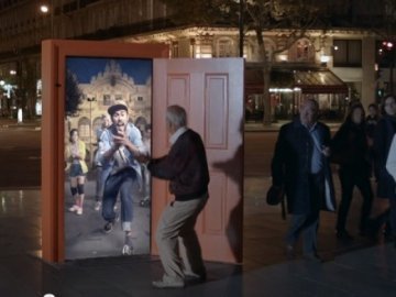 Креативна реклама мандрівок в Парижі: «Двері в Європу». ВІДЕО