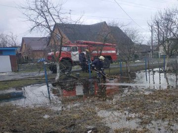 У селищі на Волині рятувальники відкачують талу воду з підтоплених територій