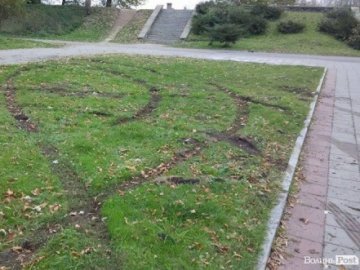 «Автовандали» понищили газон у центральному парку Луцька