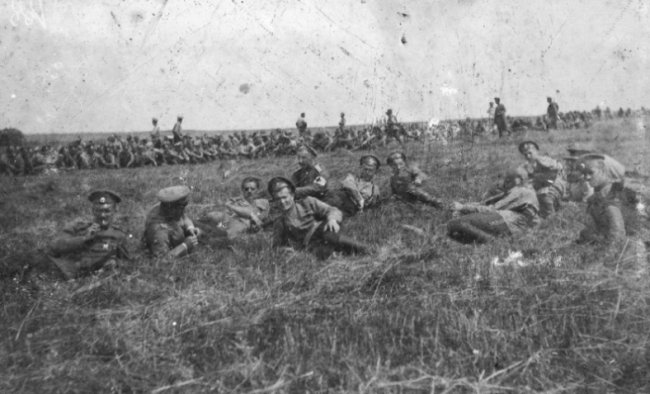 Російські солдати поблизу волинського села 100 років тому