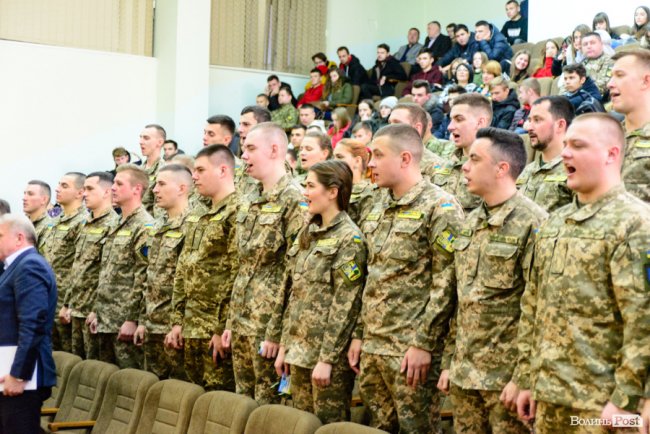 Погони молодших лейтенантів отримали випускники військової кафедри луцького «політеху». ФОТО