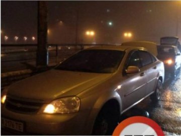 На мосту в Києві вилізла арматура: понад 10 авто пошкоджено