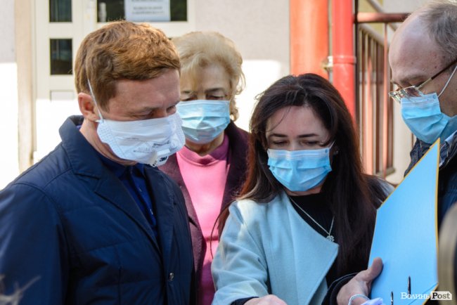 Апарат, якому немає рівних: Степан Івахів передав інфекційній лікарні Волині гематологічний аналізатор. ФОТО