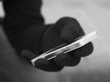 У Луцьку посеред вулиці у молодика вкрали iPhone та гроші