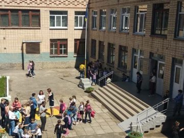 У Львові зі школи евакуювали понад 400 дітей