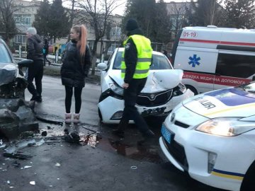 У Луцьку зіткнулися Lexus і Geely: постраждала 11-річна дівчинка. ФОТО