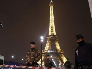 Нічна паніка в Парижі: поліція оточила Ейфелеву вежу