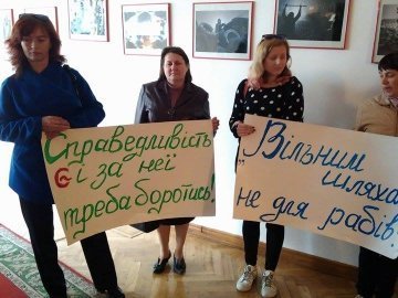 Журналісти ківерцівської районки страйкують під облрадою. ФОТО