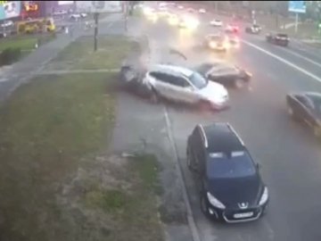 У Києві BMW влетів на парковку та потрощив чотири автомобілі. ВІДЕО