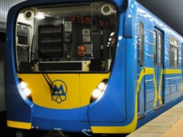 Голий чоловік намагався викрасти потяг київського метро. ВІДЕО