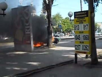 У центрі Донецька авто згоріло дотла. ВІДЕО