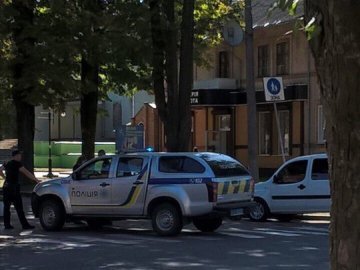 «Закон один для всіх»: нововолинські правоохоронці порушують правила паркування. ФОТО