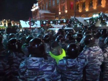 Мітинг у Москві розігнали, люди виходять в інших містах Росії. ФОТО