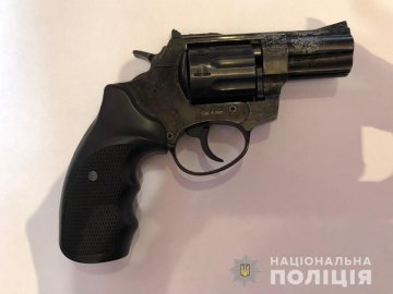 На Львівщині чоловік вистрілив в охоронця лікарні та втік