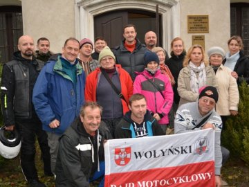 Польські байкери наводили лад на волинському кладовищі. ФОТО