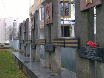 У Луцьку відновили стелу Героїв Радянського Союзу. ФОТО