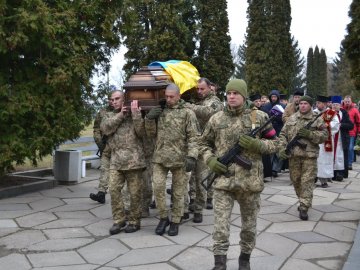 У Рівному поховали бійця, який з побратимами із Волині загинув на Донбасі