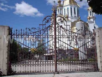 На Волині священник наказав замалювати тризуб на воротах до церкви
