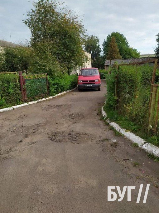 На Волині батьки змушені за власні кошти ремонтувати майданчик у дитсадку На Волині батьки змушені за власні кошти ремонтувати майданчик у дитсадку