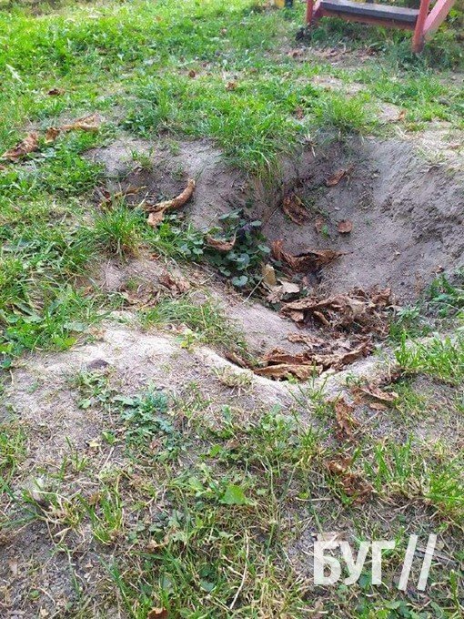 На Волині батьки змушені за власні кошти ремонтувати майданчик у дитсадку На Волині батьки змушені за власні кошти ремонтувати майданчик у дитсадку