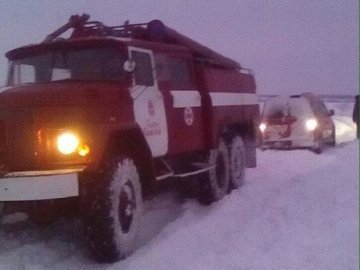 Через замети хвору дитину до лікарів на Волині везли рятувальники