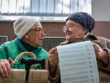  У Луцьку деякі виборці пробували голосувати не з паспортом, а з пенсійним посвідченням