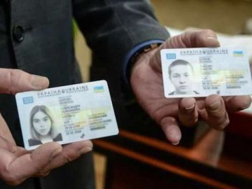 Українська молодь зобов'язана робити  ID-картки