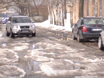 Луцькі дороги: асфальт сходить зі снігом