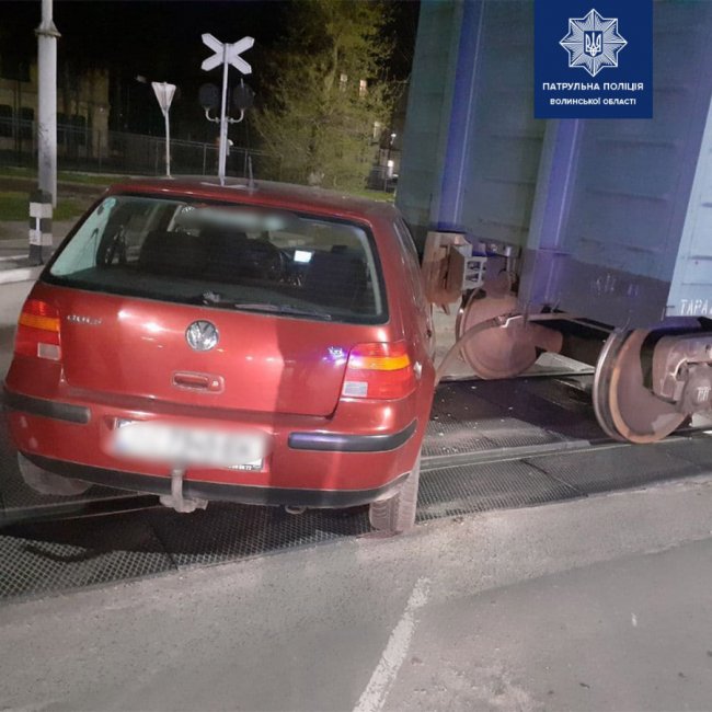 На залізничному переїзді у Луцьку авто зіткнулося з вагоном