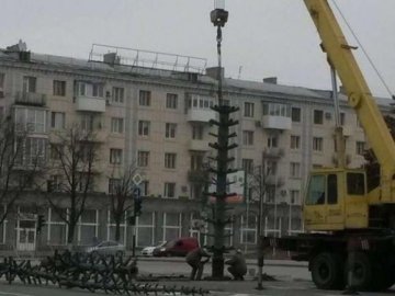 В окупованому Луганську вирішили встановити ялинку. ФОТО