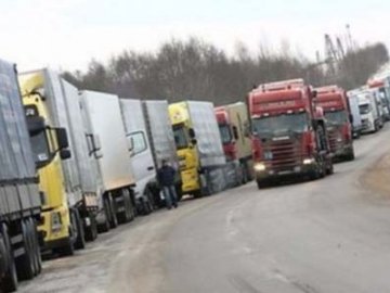 На кордоні з Польщею утворився 20-кілометровий затор з вантажівок
