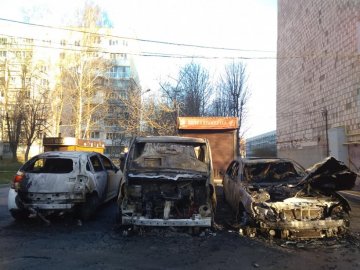 У Луцьку вночі згоріли три автомобілі. ФОТО