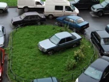 Луцькі муніципали карають за паркування на газонах