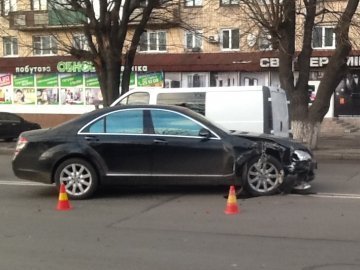 Аварія у Луцьку: Mercedes врізався у припарковану Audi. ФОТО