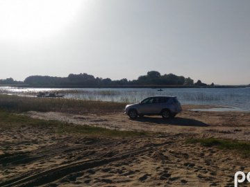 Автохам припаркувався в озері Світязь. ФОТО