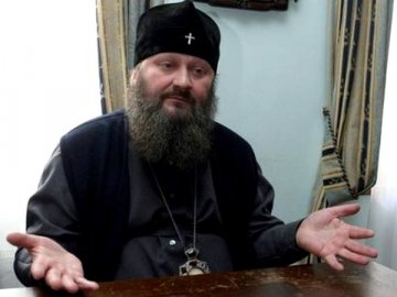 Священнослужителя зловили з грішми, які він перевозив до Москви