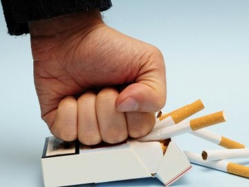 «Обміняй цигарку на цукерку»: акція у Луцьку проти паління