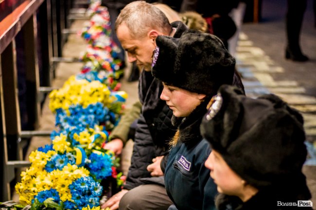 Квіти, сльози і свічки: у День Гідності та Свободи лучани вшанували пам'ять полеглих