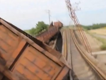На Луганщині підірвали залізничний міст. ВІДЕО