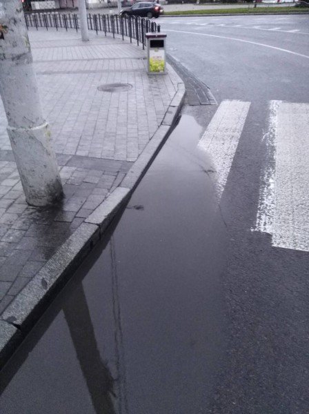 «Пішохід потрапляє прямо в баюру»: на дорозі в центрі Луцька стоїть вода