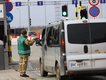 Розпочався сезон зимових відпусток: у чергах на кордоні з Польщею скупчилося чимало автівок