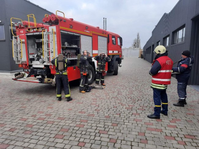 Волинські рятувальники потренувались гасити пожежу на одному з підприємств. ФОТО