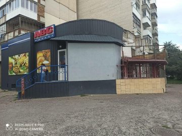 Адміністрацію магазину у Луцьку змусили прибрати сміття біля закладу. ФОТО