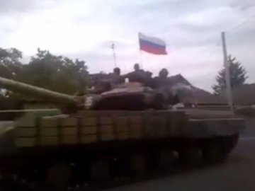 У Єнакієвому помічена колона танків під прапором Росії. ВІДЕО