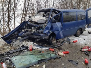 Смертельна аварія на  трасі Луцьк-Ковель: легковик зіткнувся з бусом. ФОТО