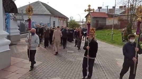 На Львівщині, попри карантин, священник влаштував хресну ходу